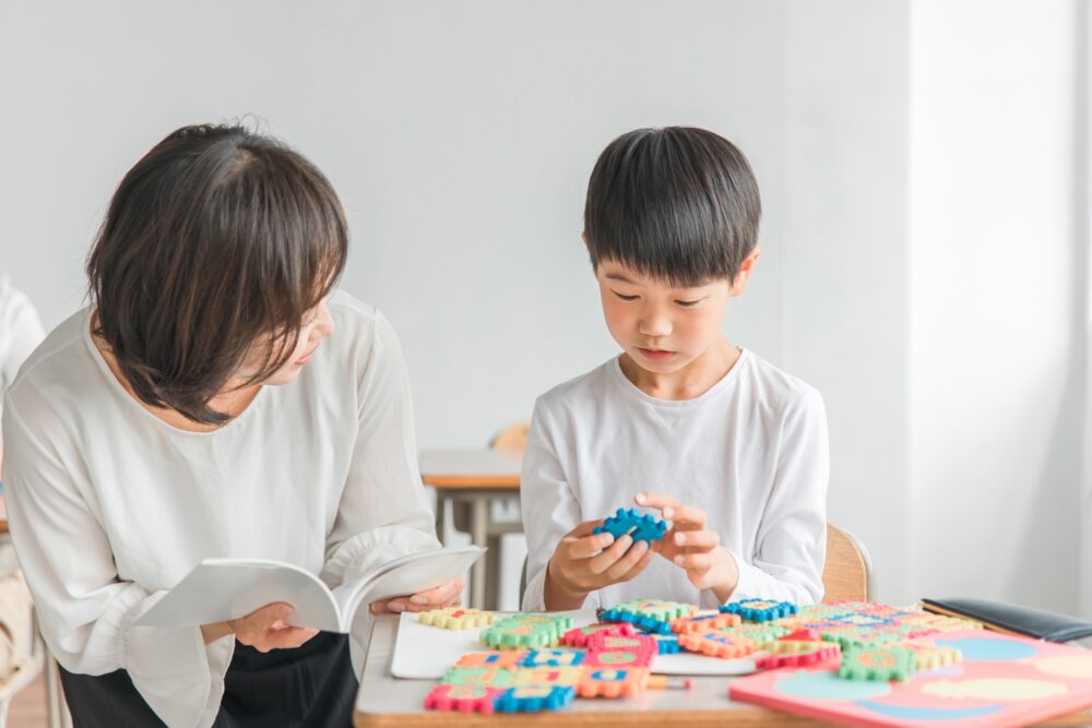 パズルをする小学生