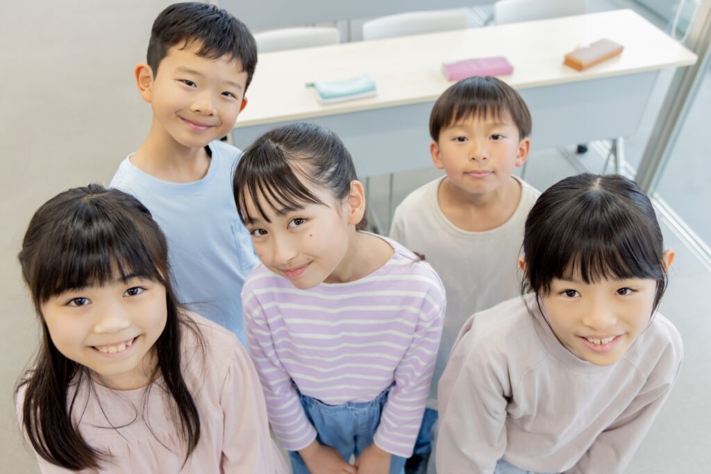 塾での小学生5人の様子