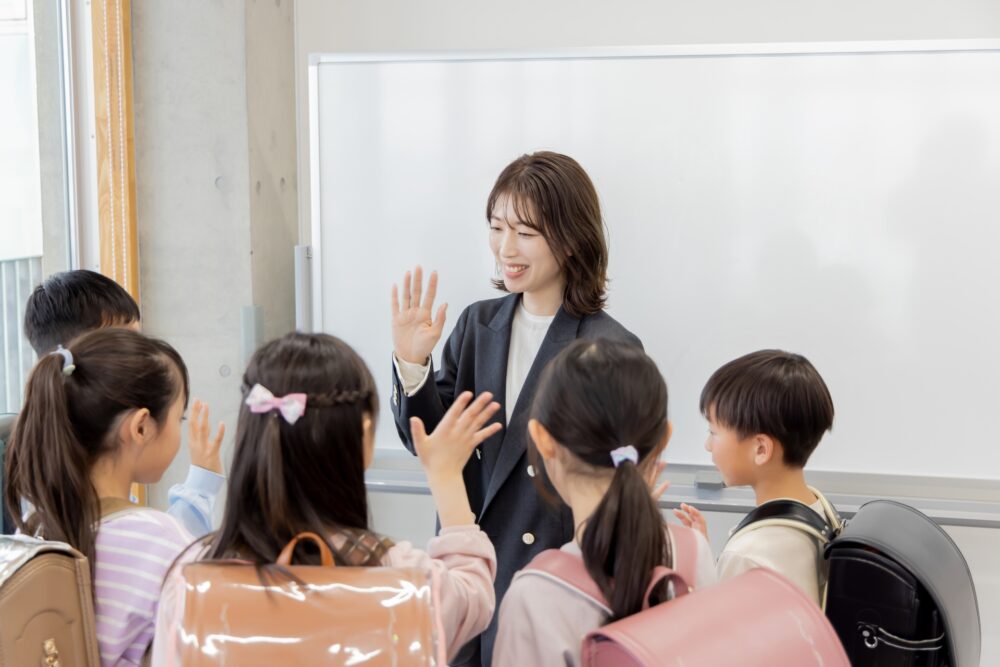 先生にさよならする小学生たち